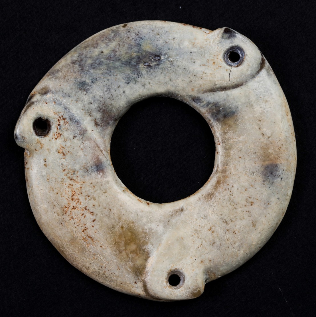 Liangzhu disc with cracks on the crust.